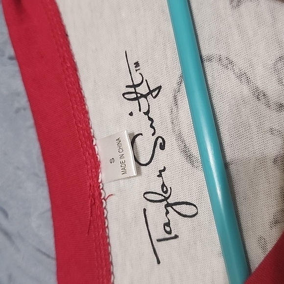 RED Taylor Swift S Tee - Picture 2 of 3